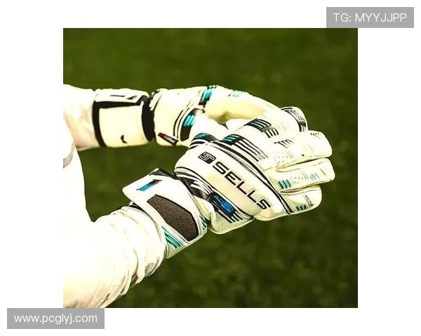 足球明星亲自设计比赛手套助力球队争冠展现个性与风格 足球明星亲自设计比赛手套助力球队争冠展现个性与风格