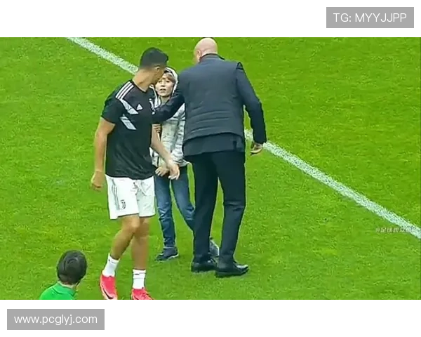 足球明星因玩手机被小孩质疑引发热议引发社会对偶像行为的讨论 足球明星因玩手机被小孩质疑引发热议引发社会对偶像行为的讨论