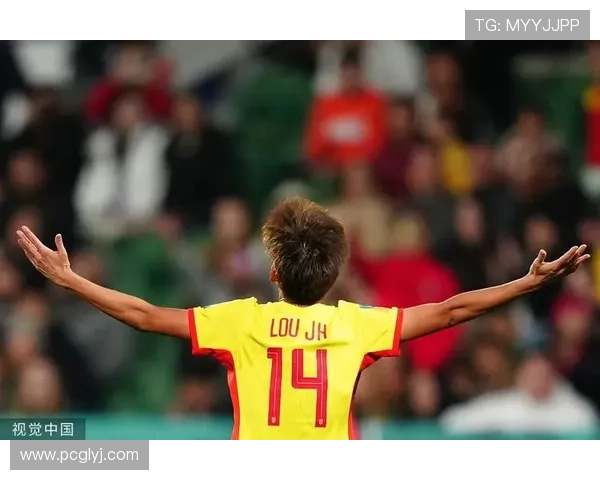 足球明星在比赛中展现背影的精彩瞬间与独特魅力解析 足球明星在比赛中展现背影的精彩瞬间与独特魅力解析